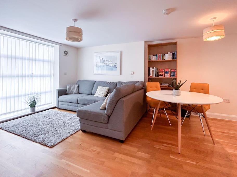 Waterside Apartment, Falmouth, Vi-spring King Bed, Gated Parking